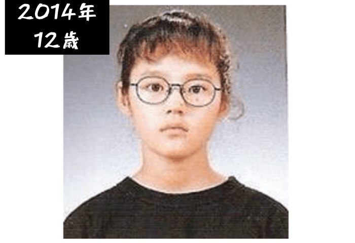 韓国女優ハン・ガインの小学校の卒業アルバムの画像
黒のシャツを着て、眼鏡をかけている。