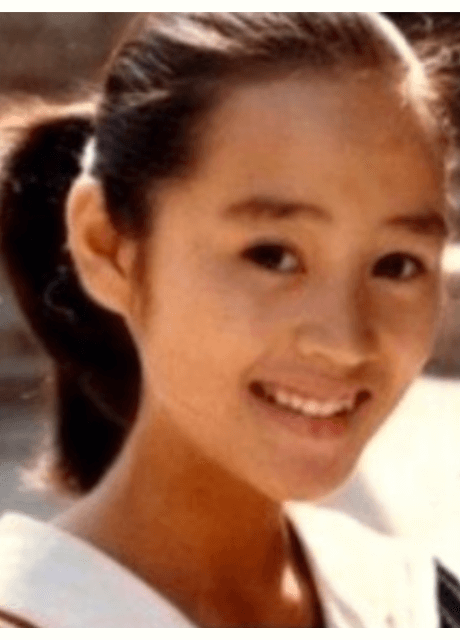 韓国女優キム・ヘスの幼少期の画像。
ポニーテールで目がぱっちりしていて鼻筋が通っていて可愛い。