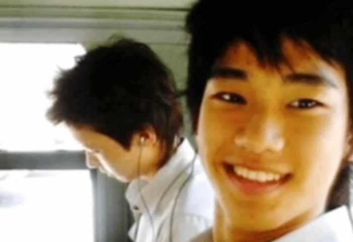 韓国俳優キム・スヒョンの学生時代の写真
バスの車内と思われる
左側の友人はイヤホンをしている
右側のキム・スヒョンは笑顔で写真に応じている
