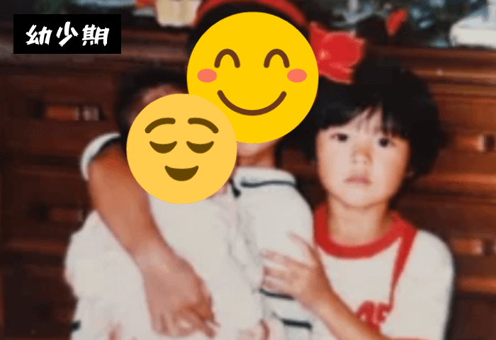 韓国女優ハン・ガインの幼少期の写真
白地に赤いラインの入った半袖のTシャツを着ている。いとこの男の子と写真を撮った時の様子。