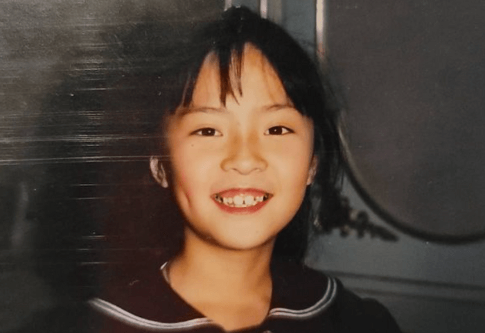 韓国女優ファン・ジョンウムの幼少期の画像。
制服を着用しており、前髪がおでこにかかっている。
笑顔でこちらを見ている。