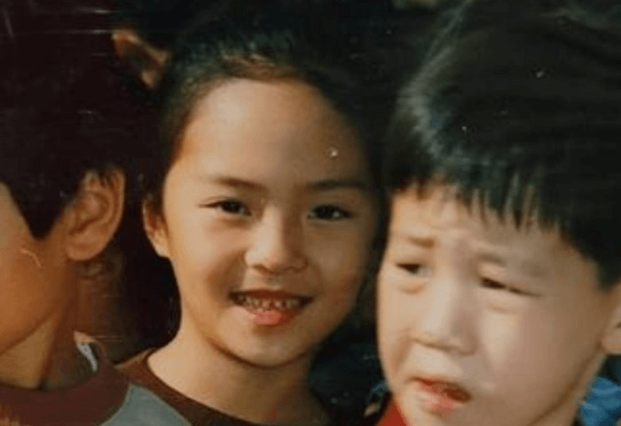 韓国女優ファン・ジョンウムの幼少期の画像。
髪を後ろに結んでいて、笑顔でこちらをみている。
