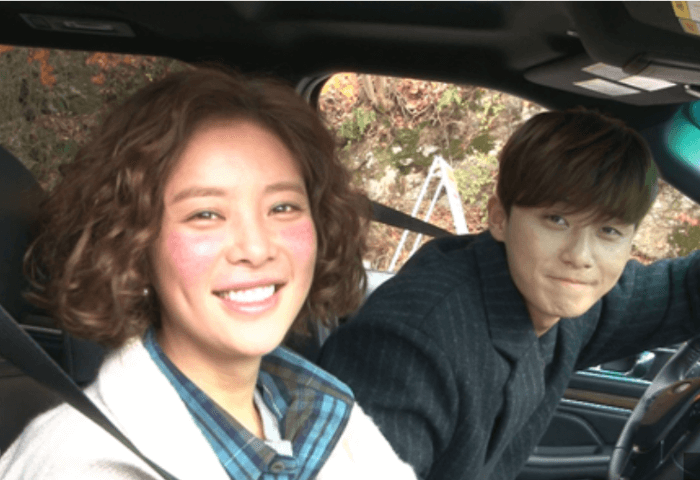 2015年に韓国で放送された「彼女はキレイだった」のメイキング画像。
左側キム・ヘジン役のファン・ジョンウム
右側チ・ソンジュン役のパク・ソジュン
運転席にパク・ソジュン、助手席にファン・ジョンウムが座っていて、2人とも笑顔でこちらを見ている。