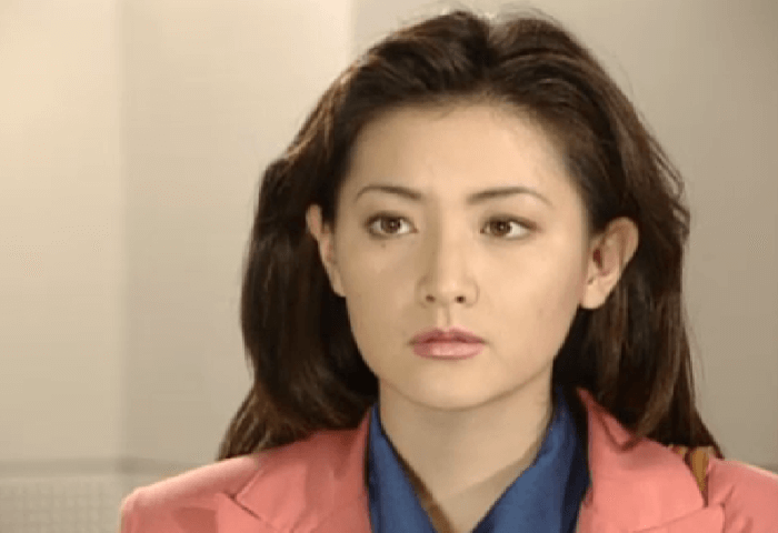 韓国女優イ・ヨンエが1994年ドラマ「疾走」に出演した際のワンシーン画像。
髪の毛は前髪無しのロングヘア。
ネイビーのシャツにピンクのジャケットを着用。
真剣なまなざしをしている。