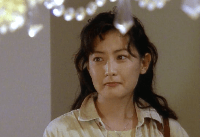 韓国女優イ・ヨンエが1995年ドラマ「アスファルトの男」に出演した際のワンシーン。
髪の毛はロングでウェーブがかかっている。
ベージュのシャツにネックレスをしている。