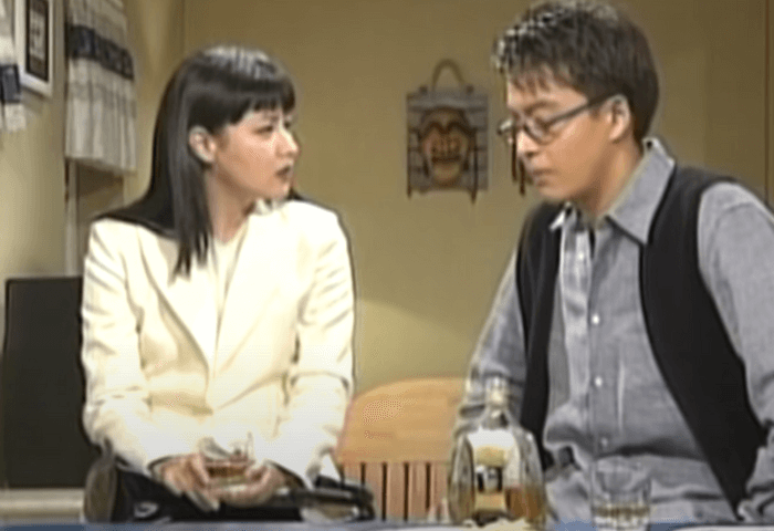 韓国女優イ・ヨンエが1996年ドラマ「パパ」に出演した際のワンシーン画像。
右側が共演したペ・ヨンジュン（眼鏡をかけてうつむいている）
左側がイ・ヨンエ（真剣にペ・ヨンジュンに話しかけている）