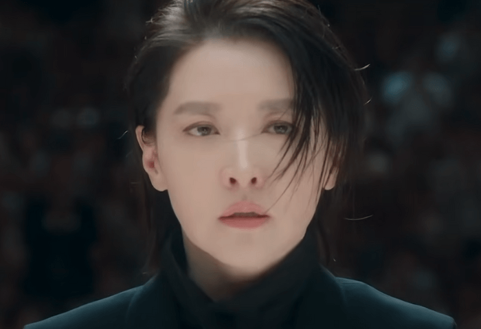 韓国女優イ・ヨンエが2023年「マエストラ」に出演した際のワンシーン画像。
髪はショートボブで前髪無し。
指揮者として演奏に入り込んでいる時の表情。