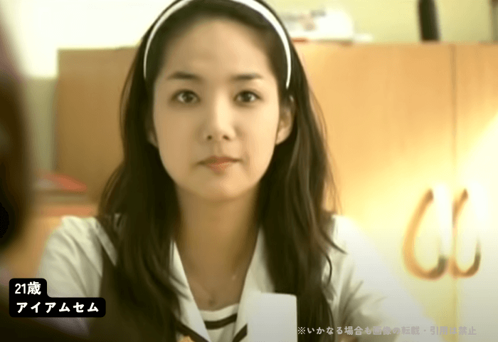 韓国ドラマ「アイアムセム」に出演している女優パク・ミニョンの画像。
髪の毛は前髪無しのゆるいウェーブがかかったロングで、白のカチューシャをしている。
白の制服を着用。