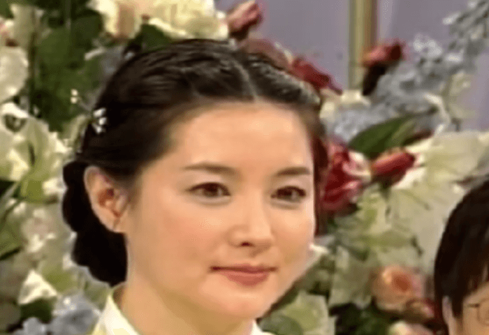 韓国女優イ・ヨンエが2006年日本に来日し、NHK「スタジオパークからこんにちは」に出演した際の顔画像。
ロングヘアを三つ編みして後ろで結んでいる。
チマチョゴリを着ている。
笑顔。