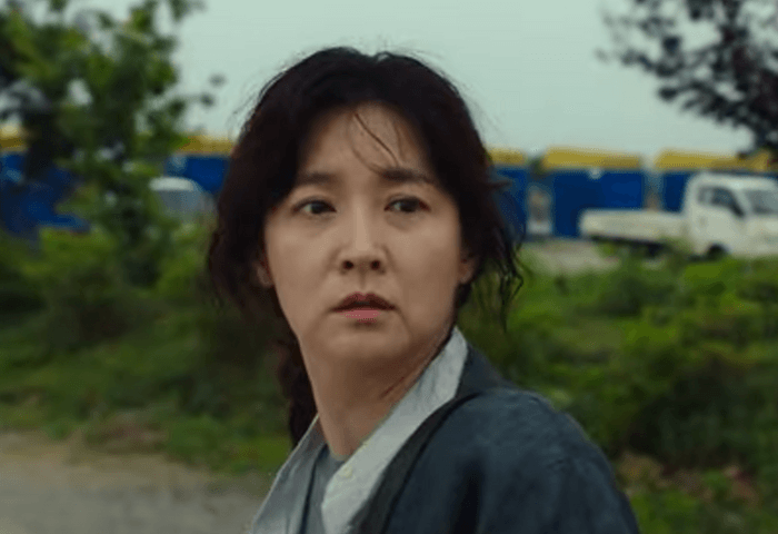 韓国女優イ・ヨンエが2019年「秘密」に出演した際のワンシーン画像。
髪はウェーブがかかっていて乱れている。
場所は野外で、怯えた表情でふり向いている状況。