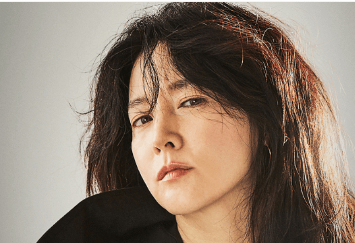韓国女優イ・ヨンエが2021年「果てしない愛」に出演した際のポスター画像。
ロングヘアで髪は乱れており、挑戦的な表情をしている。