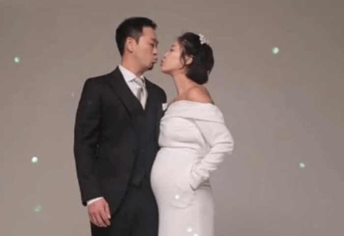 韓国女優ファン・ジョンウム（右側）と元プロゴルファーのイ・ヨンドン（左側）の画像。
2人がキスをしようとしているところ。
ファン・ジョンウムはお腹が大きく妊娠している。
