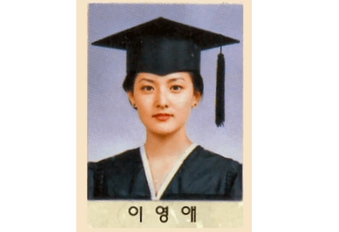 韓国女優イ・ヨンエの大学の卒業アルバム写真。
“graduation cap”と呼ばれるタッセル付きの角帽をかぶっている。
耳にピアスをしている。
驚くほどの美貌。