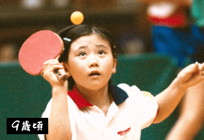 元卓球選手福原愛さんの9歳頃の画像
ミキハウスのポロシャツを着用し、ラケットを右手に持ちボールを打っている試合中の画像