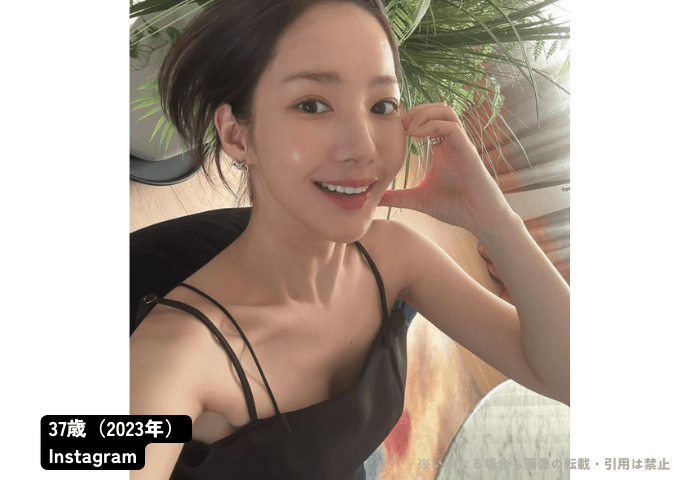 韓国女優パク・ミニョンの画像
2023年37歳の時のインスタグラムの画像
黒いノースリーブのキャミソールを着用している。