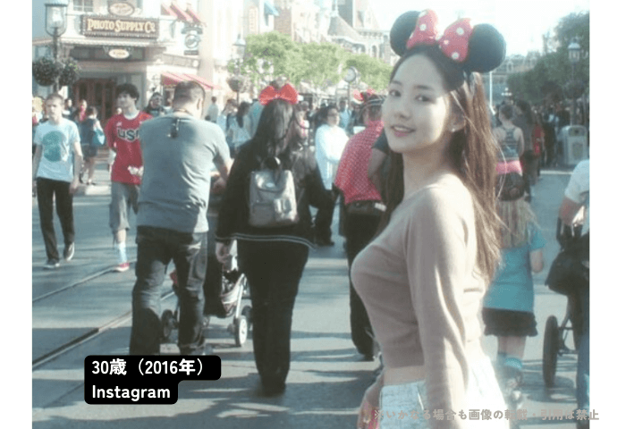 韓国女優パク・ミニョンの
画像。
ミニーマウスのカチューシャをつけて後ろを向いて微笑んでいるインスタグラムの画像。
ディズニーランド来訪時の画像。