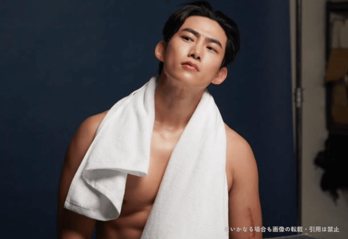 韓国アイドルグループ２PMのメインラッパーであるオク・テギョンのCM画像。
白いタオルを首に巻いてシャワーの後の様子。