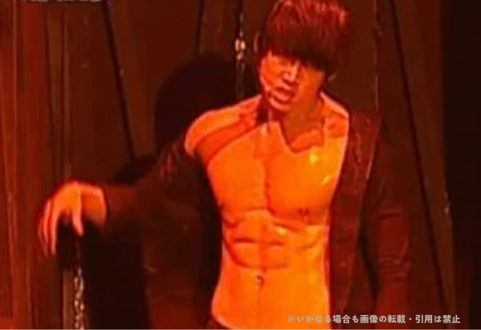 2011年ソウルミュージックアワードに韓国アイドルグループ2PMが出演した際に、メンバーのオク・テギョンが鍛え上げた肉体を披露した画像